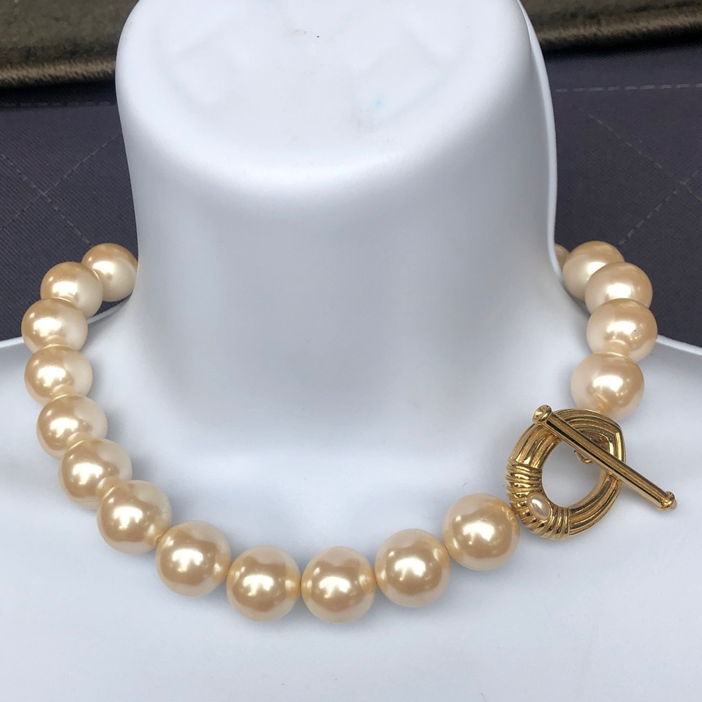Elegant 17” Cream Jumbo Faux Pearl Necklace With Gold-Tone Toggle Clasp - Picture 1 of 6
